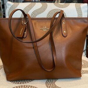 Brown pebbled leather Coach zippered tote bag with gold hardware